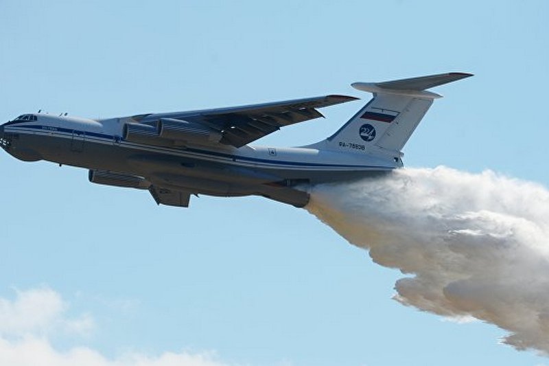 Ил-76 сбросил более 40 тонн воды на очаг пожара в Оренбургской области
