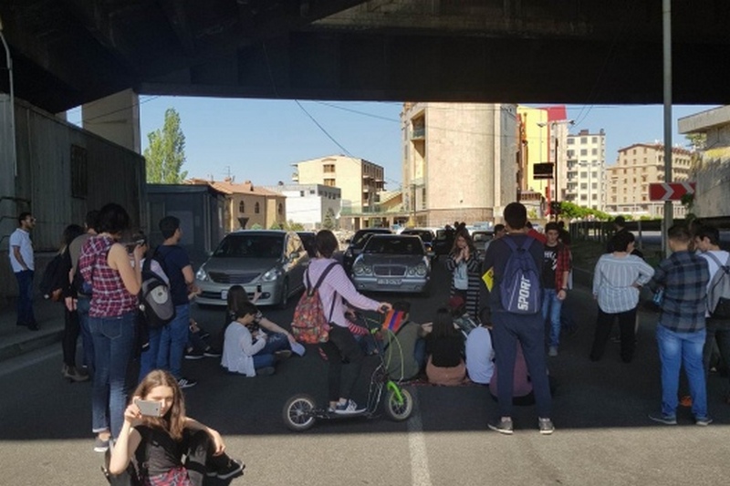 В Ереване заблокированы основные дороги, перекрыта трасса в аэропорт