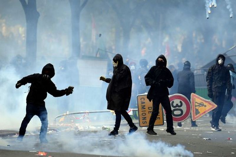 Массовые беспорядки и погромы в Париже: полиция задержала почти триста человек