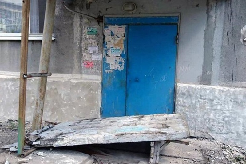 В Доброполье Донецкой области упала бетонная стена возле подъезда многоэтажки, травмировав четырех детей