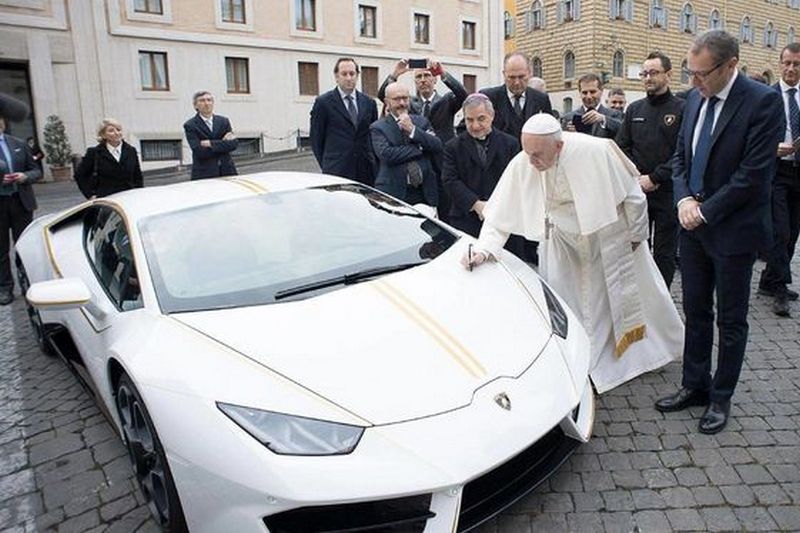 Lamborghini Папы Римского продали на аукционе за 715 тысяч евро