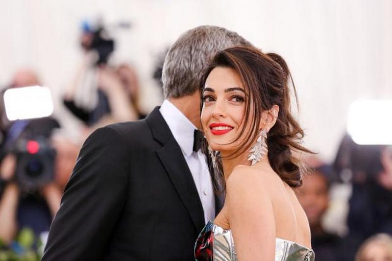 Инцидент на Met Gala: Амаль Клуни разозлила известного дизайнера проигнорировав его наряд
