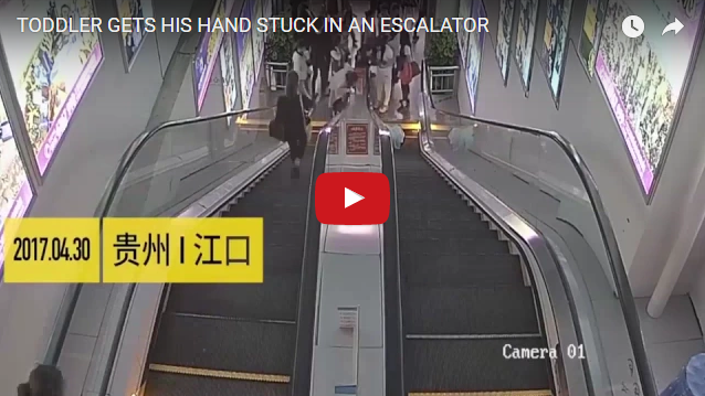 Жуткое видео: эскалатор едва не зажевал ребенка