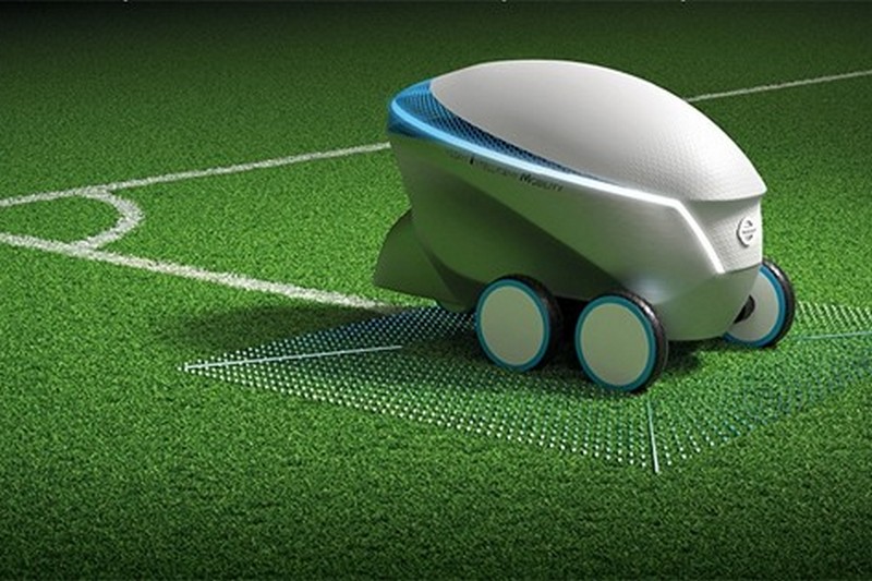 Робот Nissan Pitch-R рисует разметку футбольного поля за 20 минут