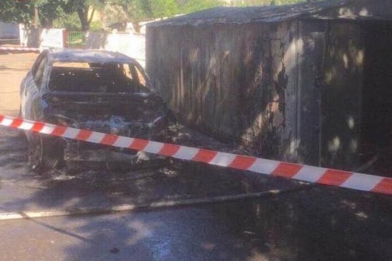 В Киеве на бульваре Верховного Совета взорвался автомобиль