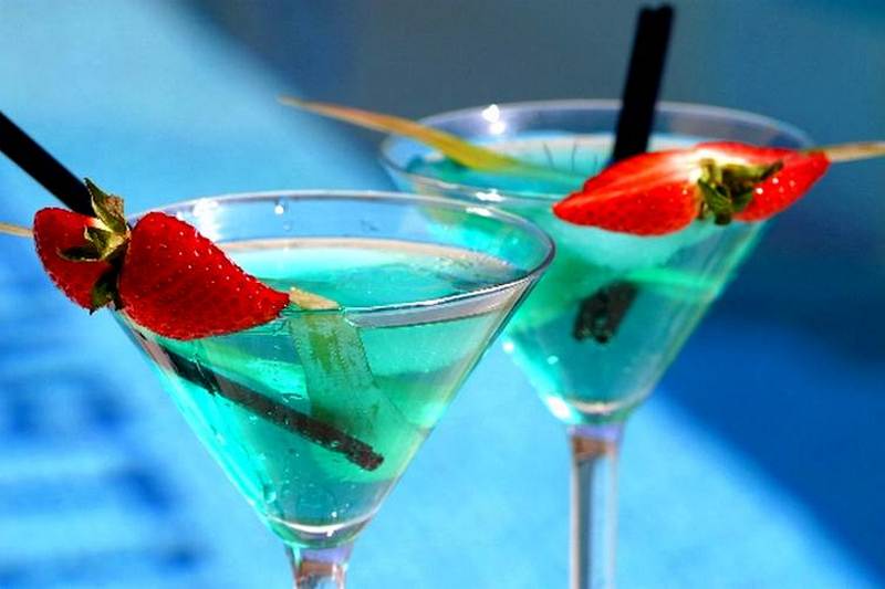 Названы самые популярные алкогольные коктейли в мире: список