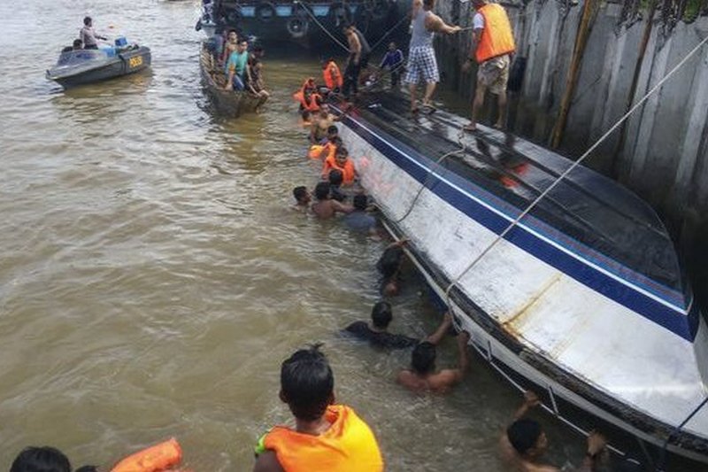 В результате аварии парома в Индонезии 180 человек пропали без вести