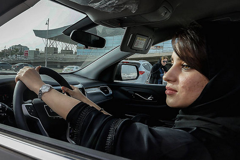 В Саудовской Аравии женщины впервые в истории сели за руль автомобиля