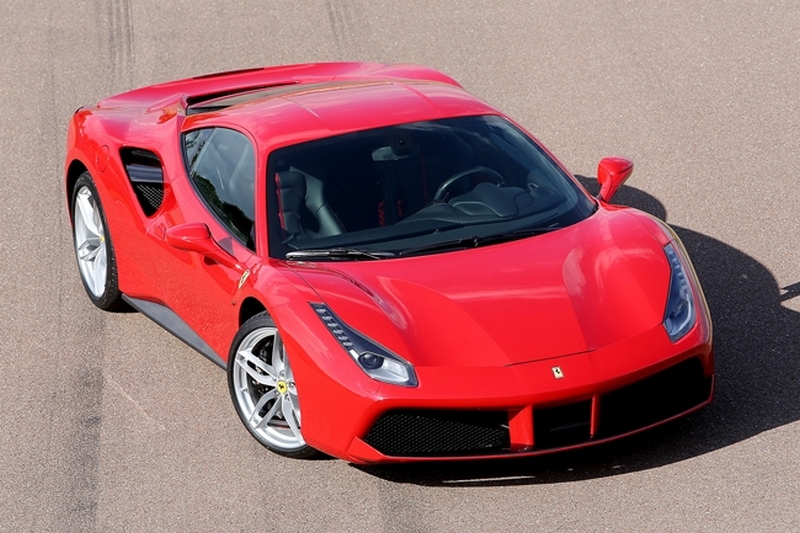 Девушка разбила Ferrari за $660 тыс. через несколько минут после аренды