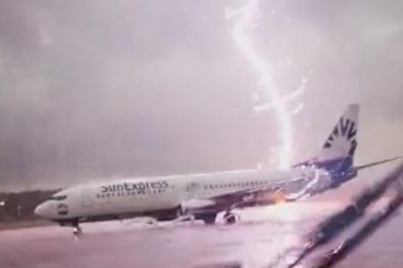 В Цюрихе молния ударила в пассажирский авиалайнер