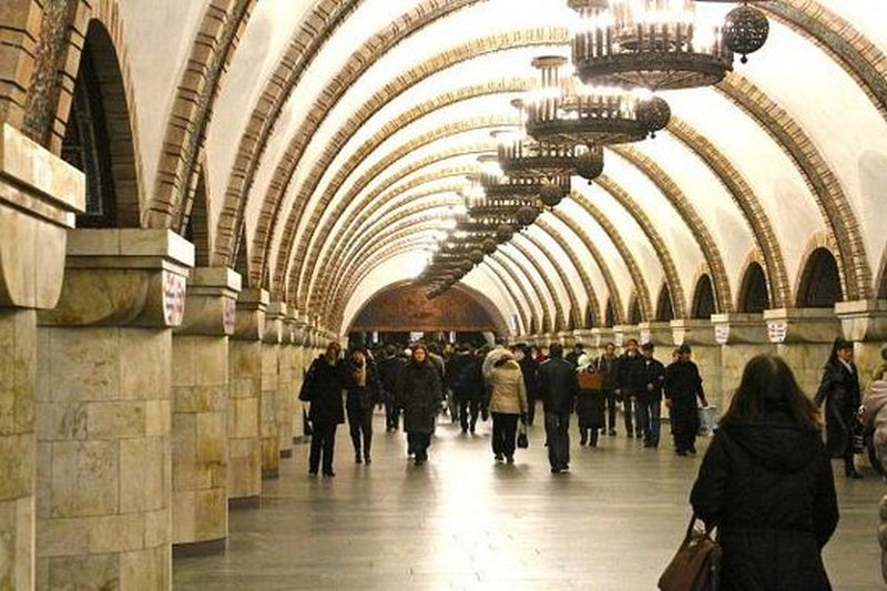 Метро Киева за день перед подорожанием проезда заработало 26 млн грн