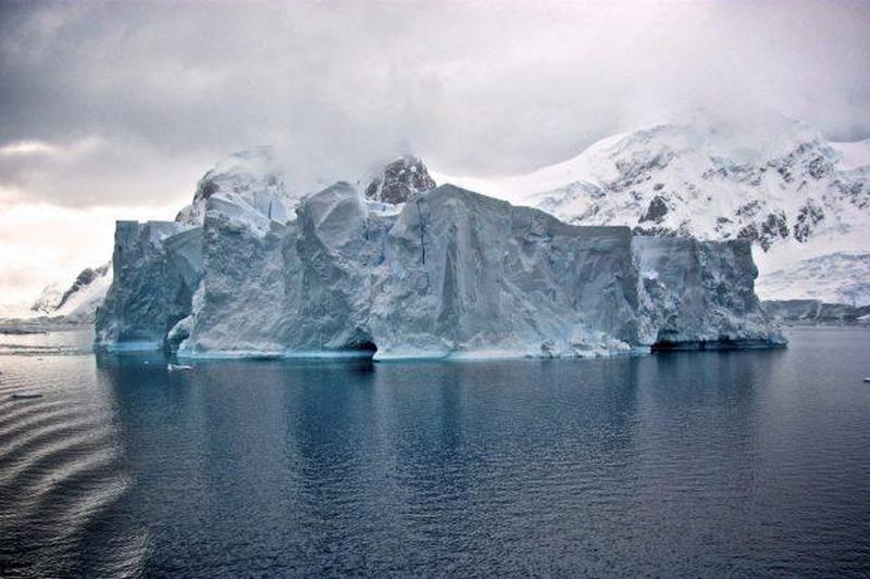 Жителей села в Гренландии эвакуировали из-за гигантского айсберга