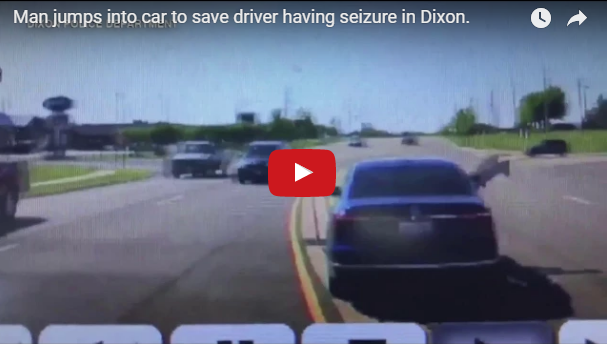 Видеохит: мужчина запрыгнул в машину и спас водителя от трагедии