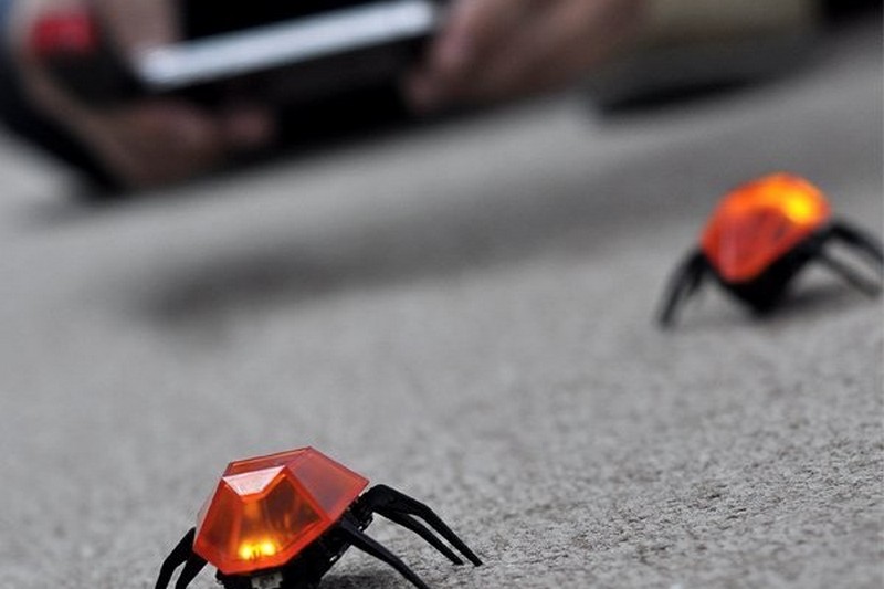 Ученые изобрели роботов-тараканов