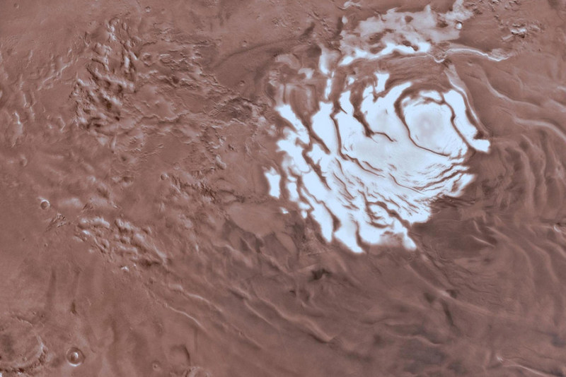На Марсе обнаружили первый внеземной водоем
