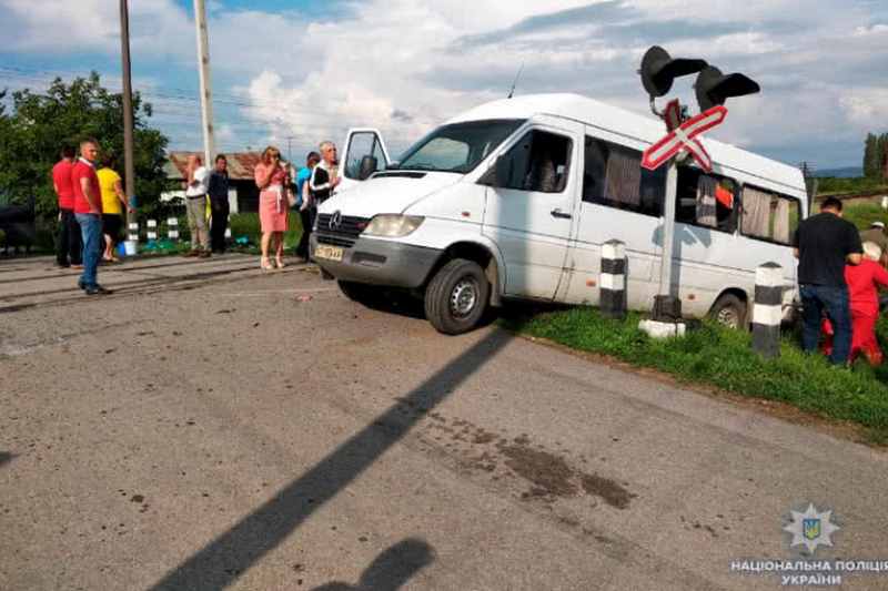 На Буковине микроавтобус столкнулся с поездом - 2 погибших, 7 пострадавших