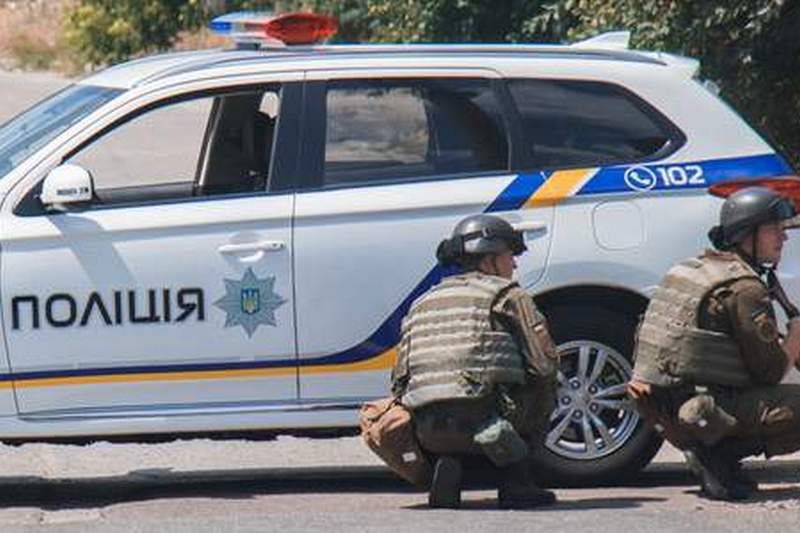 В Киеве люди в масках избили девушку-водителя Range Rover