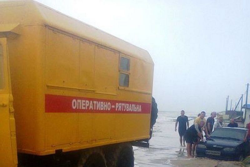Ливень размыл Обиточную косу на Азовском море, оттуда вытащили 36 автомобилей