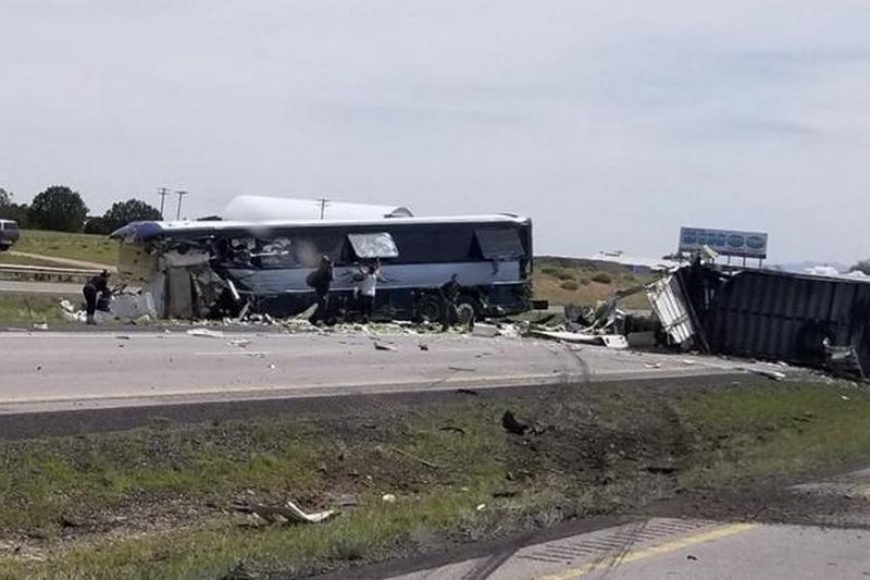 В США столкнулись пассажирский автобус и грузовик, есть погибшие