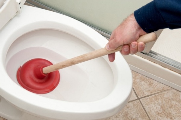 Как прочистить засор в канализационной трубе своими руками?