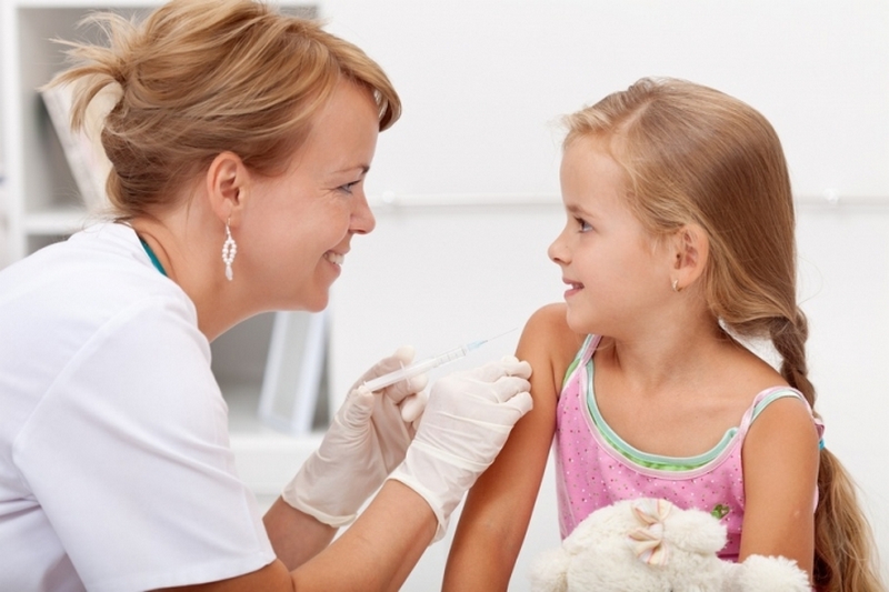 Все о вакцинации: когда и кого не пустят в школу без справки