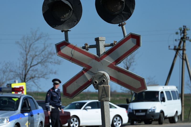 Грузовой поезд сбил легковушку на переезде в Челябинской области