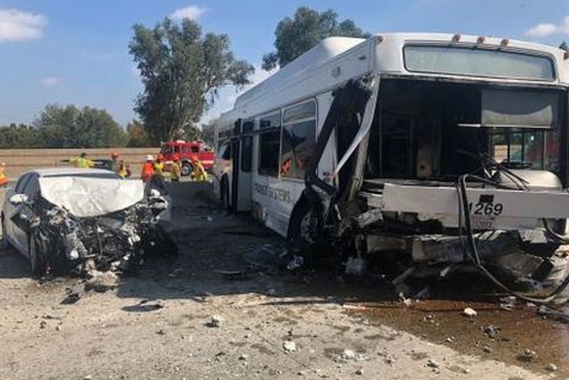 В ДТП с автобусом в Калифорнии пострадало более 40 человек