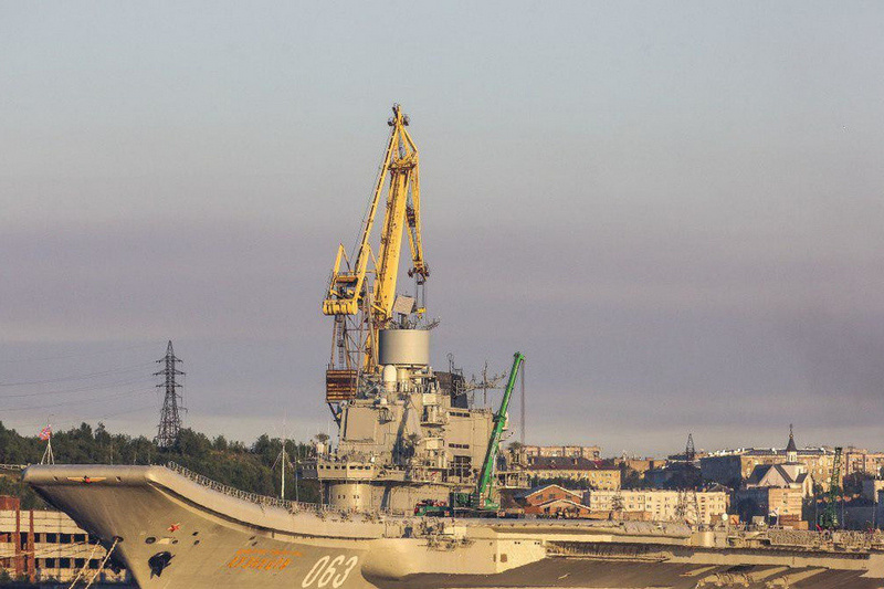 Работа водолазов на затонувшем плавдоке в Мурманске приостановлена до вторника