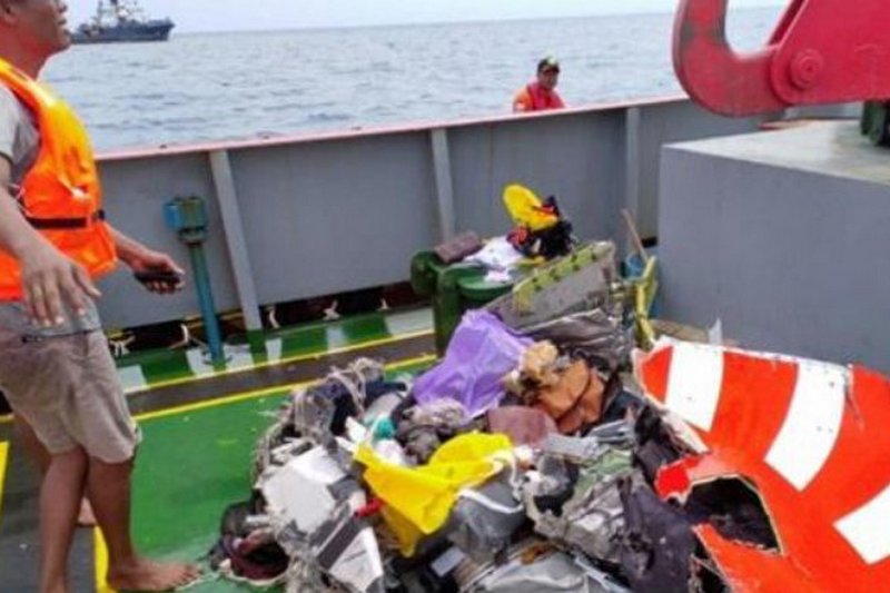 Авиакатастрофа в Индонезии: погибли 20 чиновников
