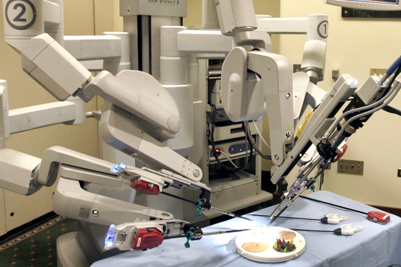 Робот-хирург убил своего первого пациента