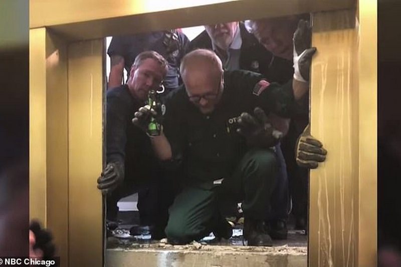 Пассажиры лифта, что упал с 95 этажа, чудом остались живы