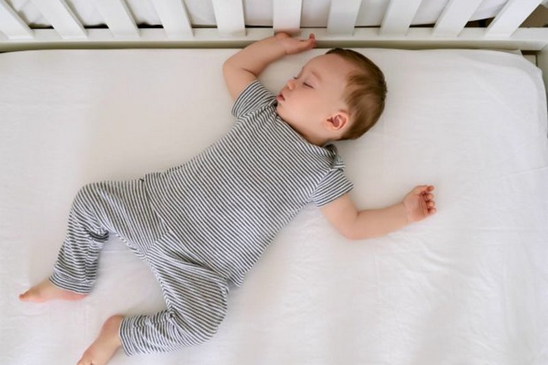 До какого возраста ребенок должен спать в детской кроватке