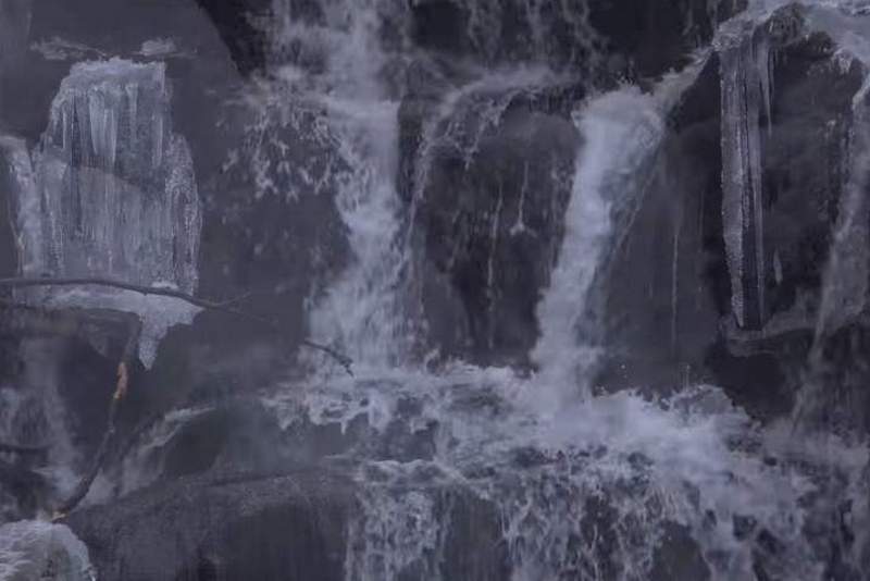 На Закарпатье замерз водопад. Видео