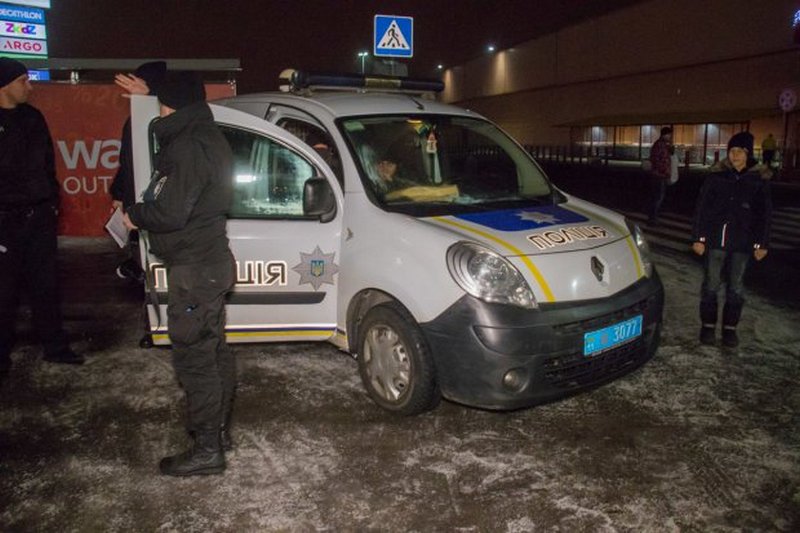 В Киеве жестоко порезали полицейского: первые подробности