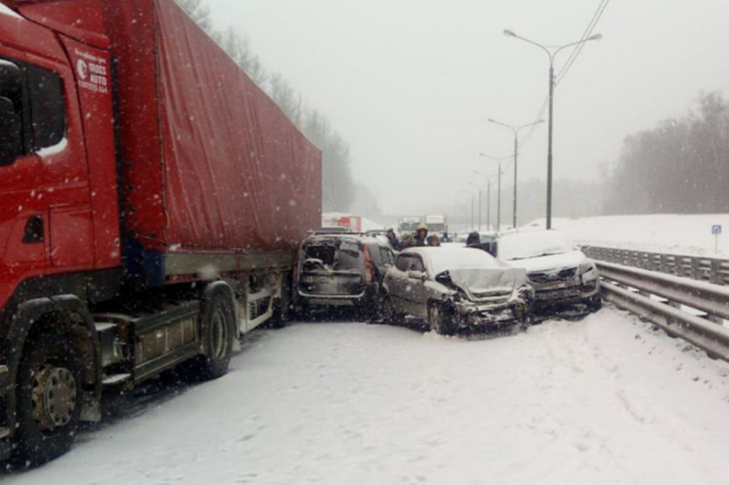 Снежный коллапс в России - в Подмосковье столкнулись 30 машин, в Москве 60.