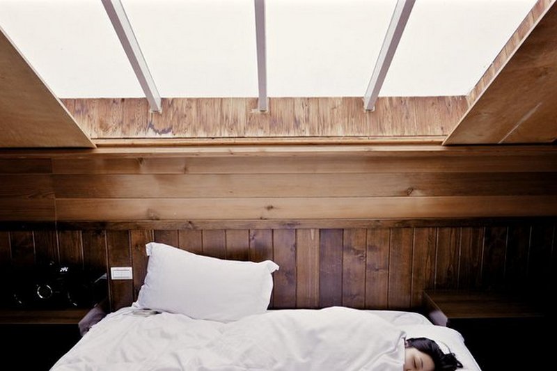 Как выбор стороны кровати влияет на сон