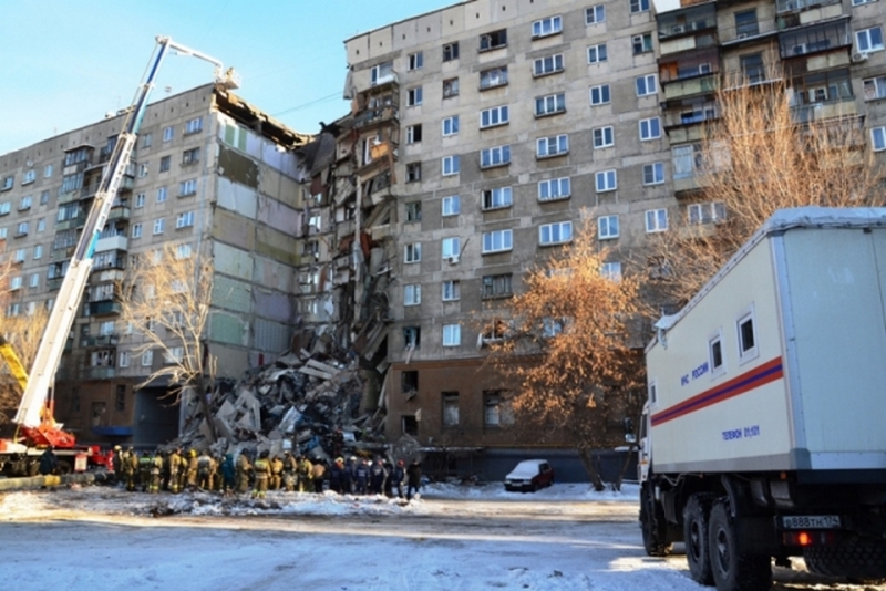 В Магнитогорске снесли поврежденную взрывом часть дома