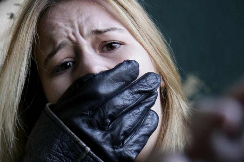 В Киеве возле метро «Осокорки» псевдополицейские похитили двух девушек