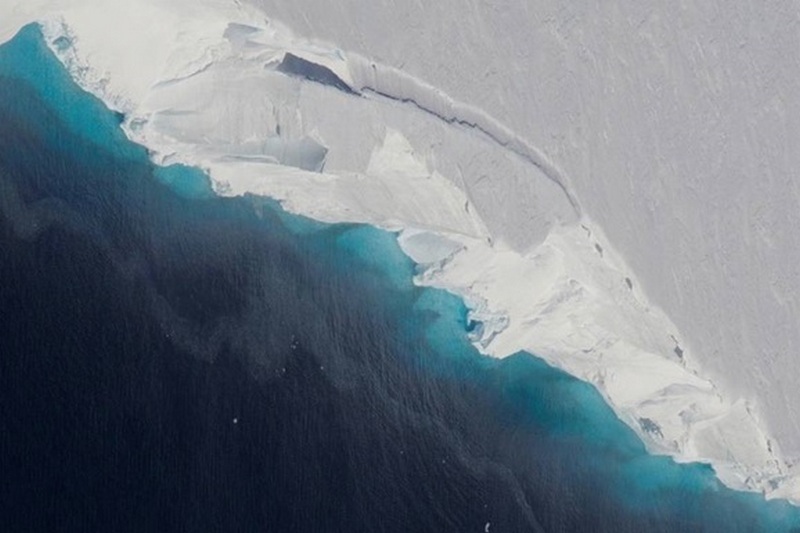 В Антарктиде в леднике нашли гигантскую пещеру