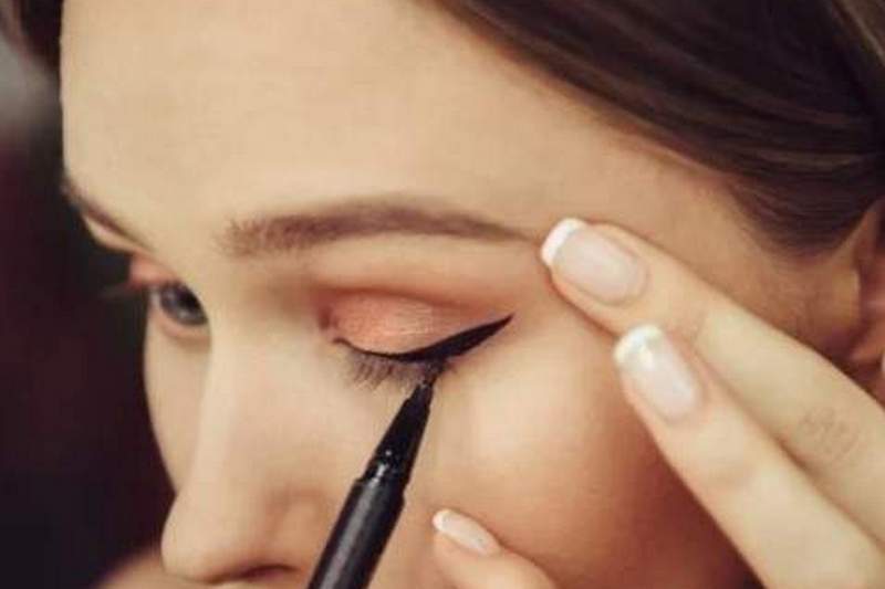 Безобидная косметическая процедура может привести к потере зрения