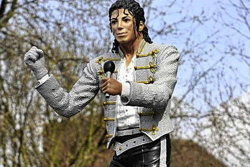 В Лондоне снесли статую Майкла Джексона из-за скандального фильма о педофилии