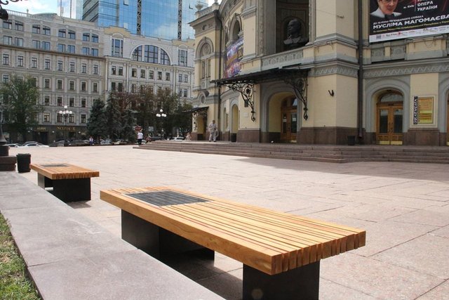 В центре Киева теперь можно подзарядить смартфон от скамейки