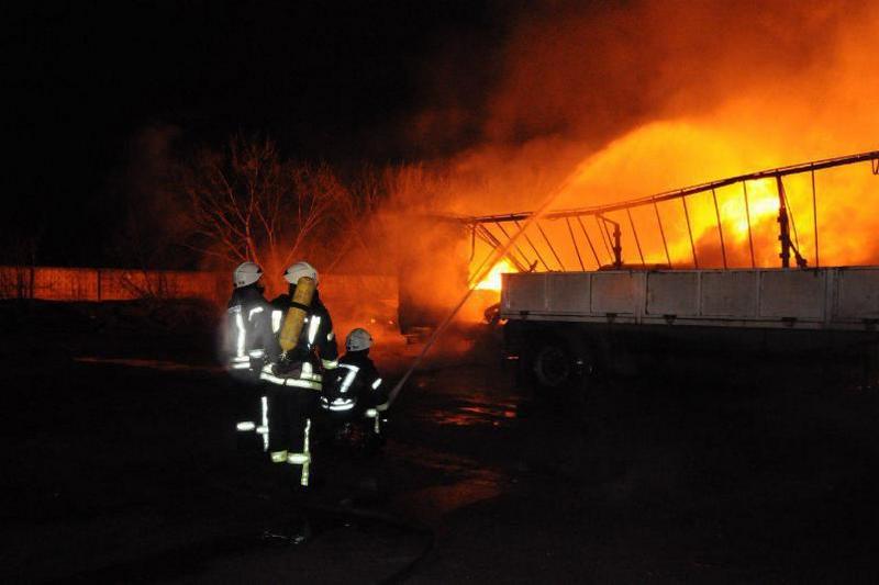Крупный пожар в Кропивницком уничтожил 15 автомобилей
