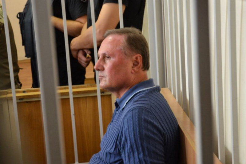 Уже в 16-й раз: суд продлил арест Ефремова еще на 2 месяца