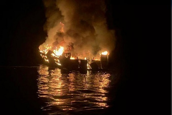 Пожар на судне у берегов США: появились подробности