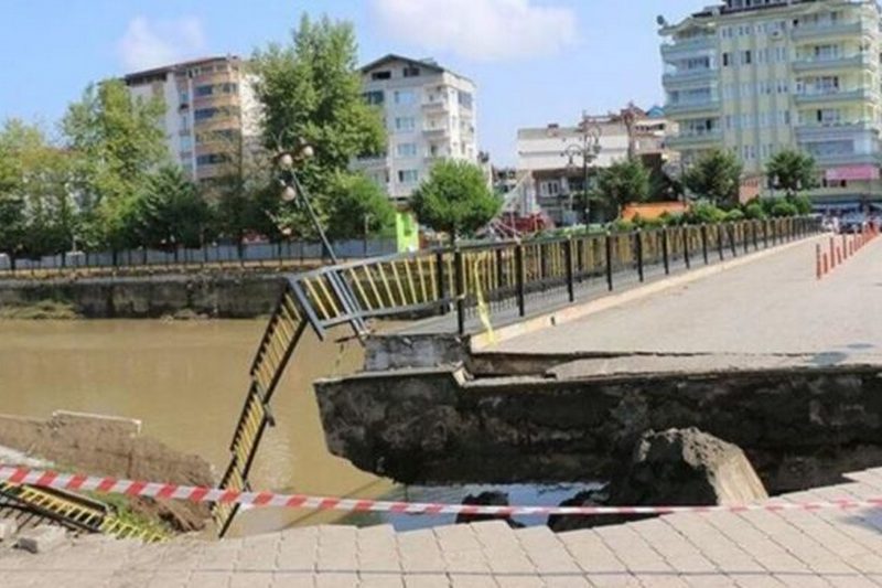 В Турции мост с людьми упал в реку. Видео