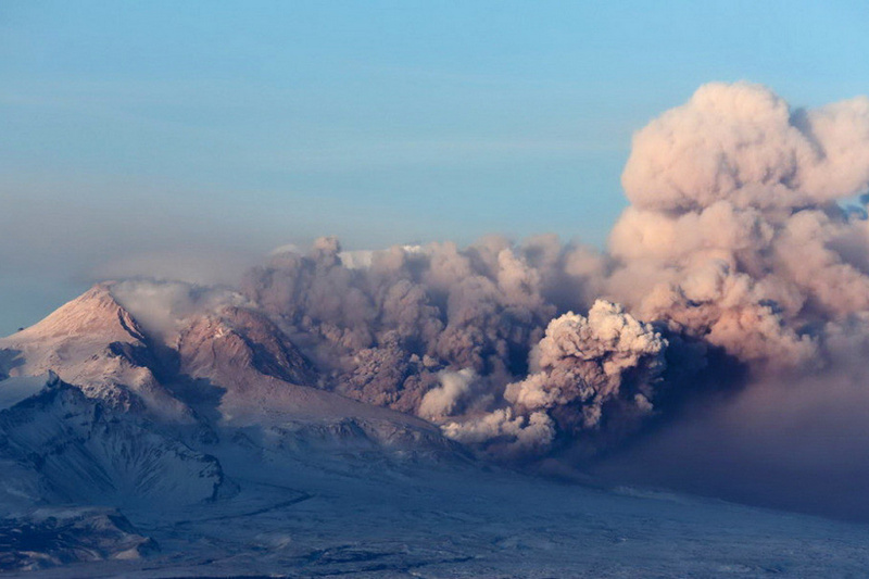 Вулкан Шивелуч на Камчатке произвёл выброс пепла на высоту 7,5 километра