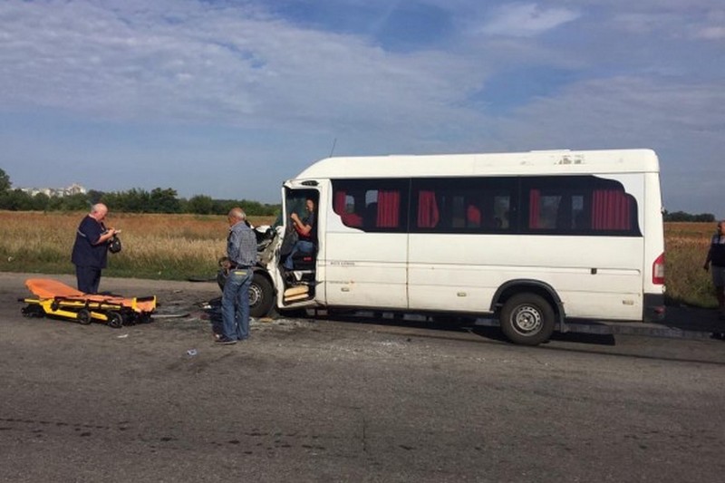 ГСЧС: в ДТП с маршруткой в Днепропетровской области пострадали 10 человек