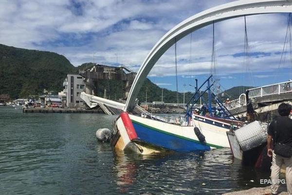 На Тайване рухнул мост в порту: 10 пострадавших