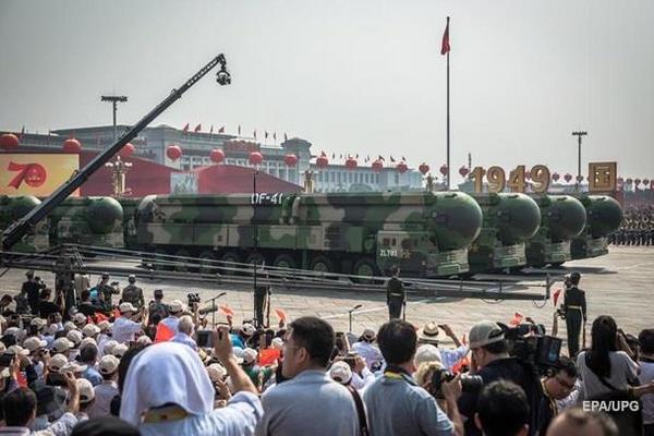 Китай показал новейшее оружие на параде